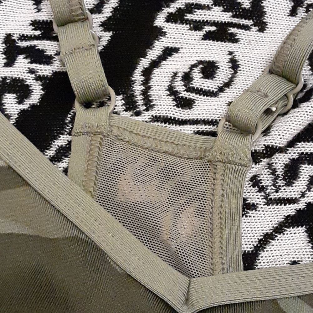 Pink VS camo sports bra - Picture 3 of 5